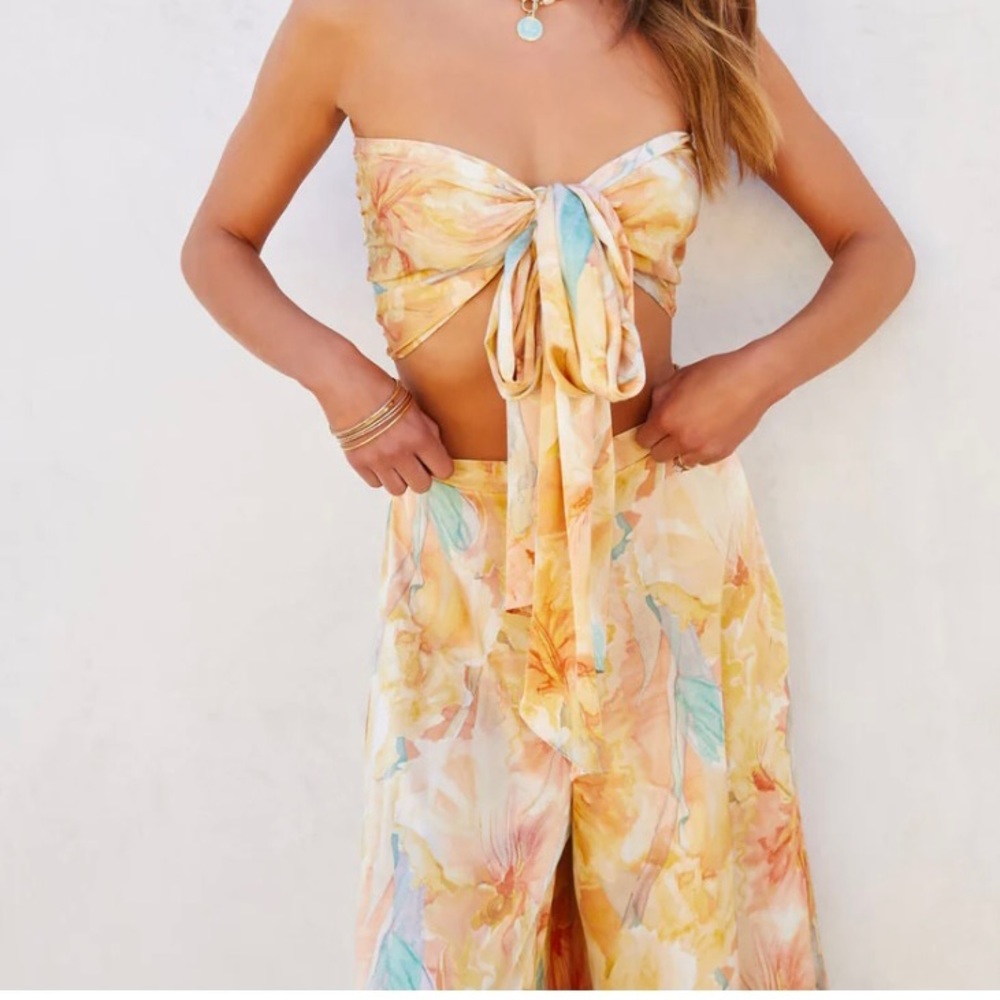 NWT Vici Wanderlust Soul Satin Printed Front Tie Crop Top and Bottoms Large